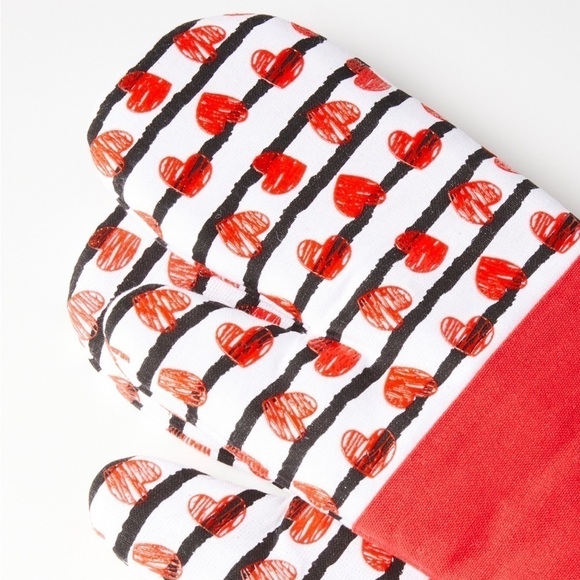 Storehouse Heart Oven Mitts set of 2 - Picture 2 of 5